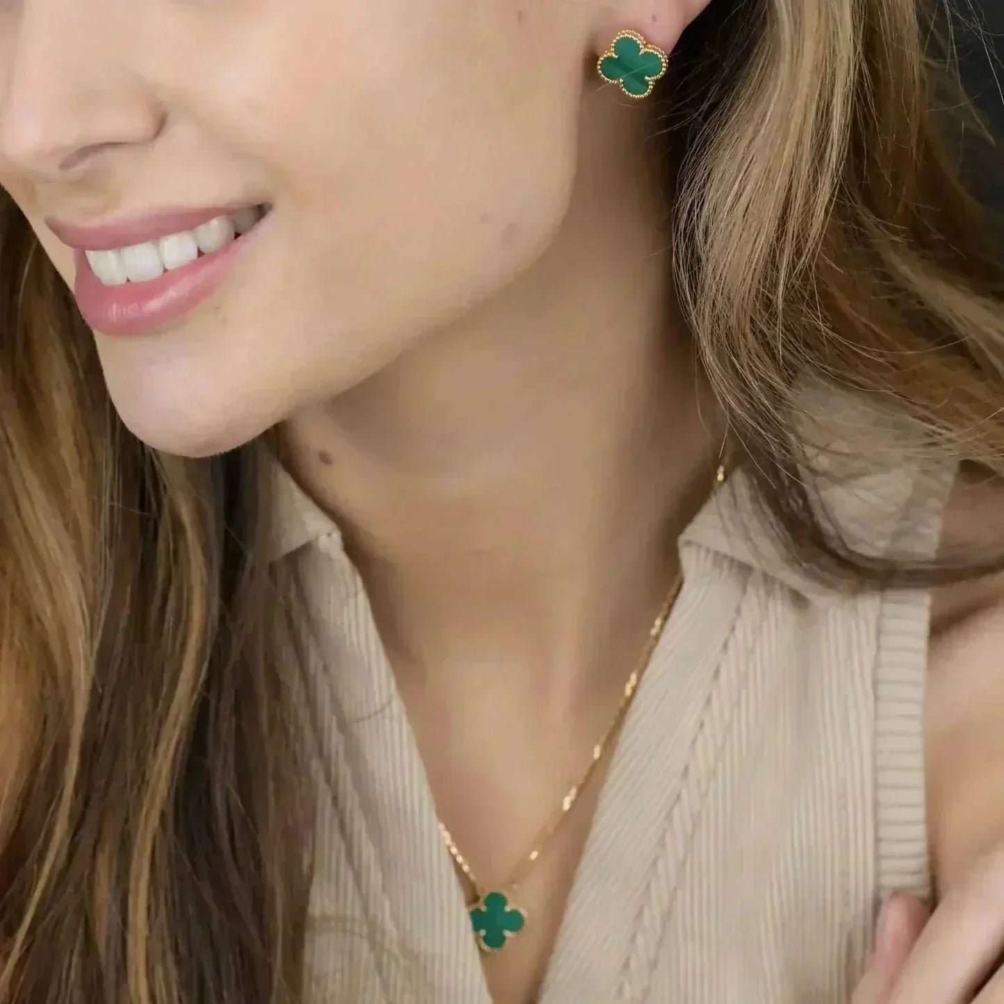 ˇGilded EraˇCLOVER MINI 9.5MM MALACHITE EARRINGS