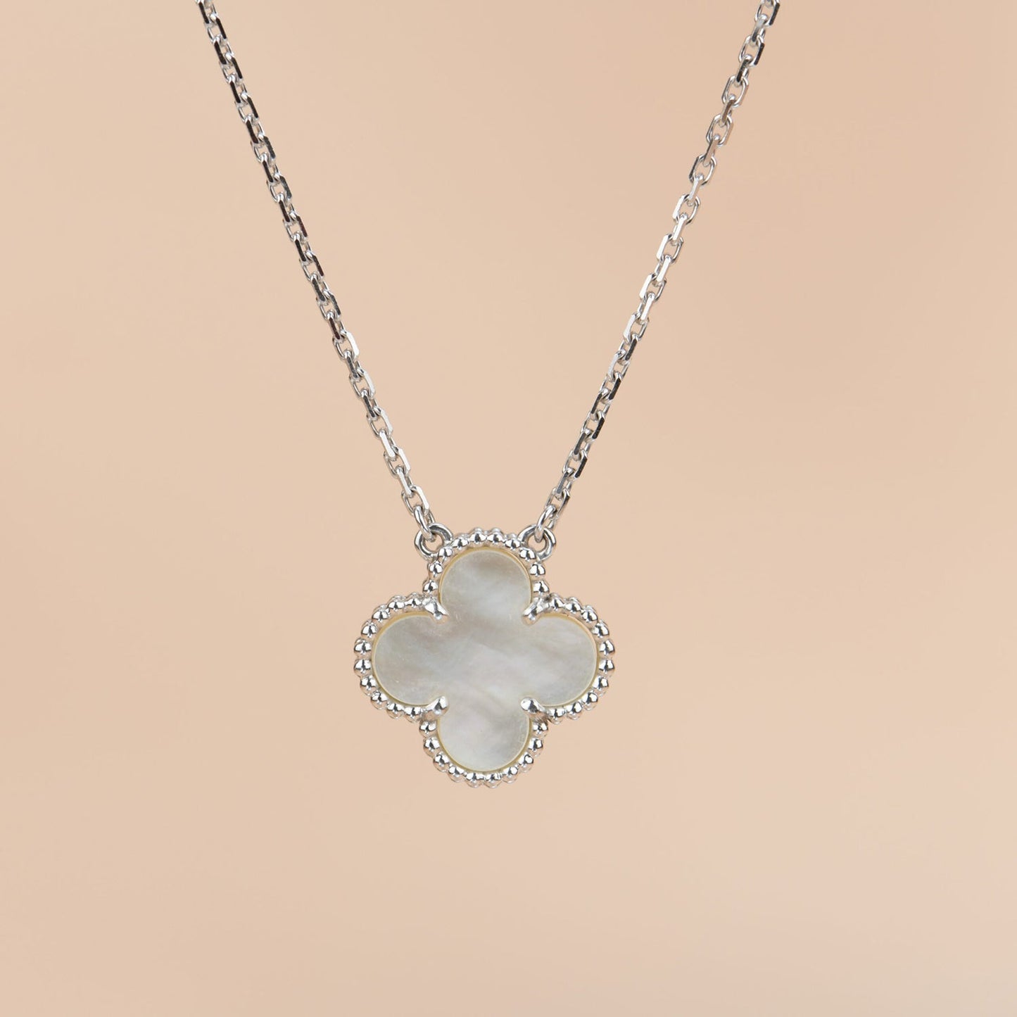 ˇGilded EraˇCLOVER 15MM WHITE MOTHER-OF-PEARL SILVER