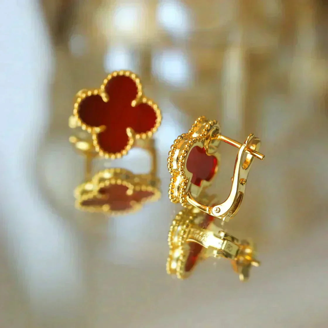 ˇGilded EraˇCLOVER MEDIUM 1 MOTIFS CARNELIAN EARRINGS