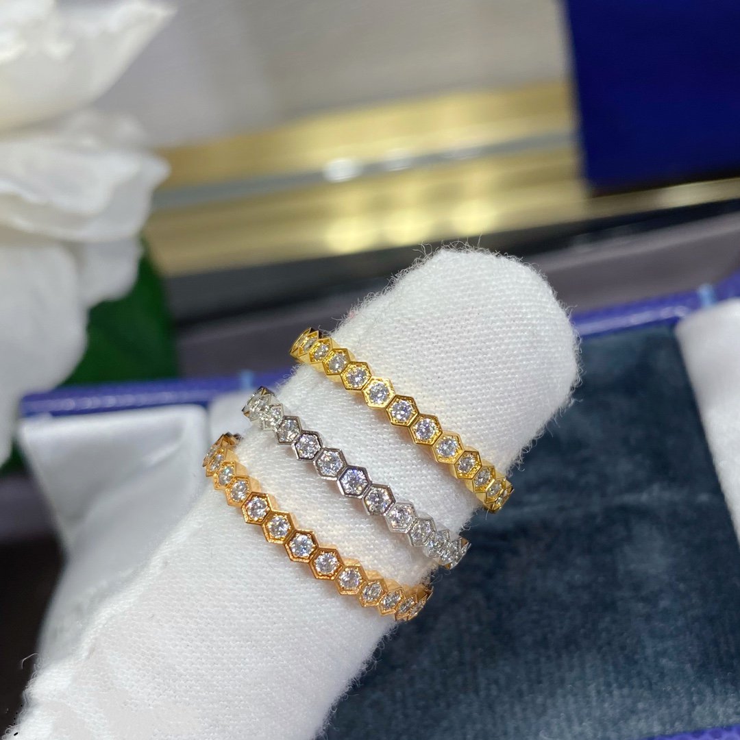 ˇGilded EraˇBEE LOVE DIAMOND PAVED SMALL RING