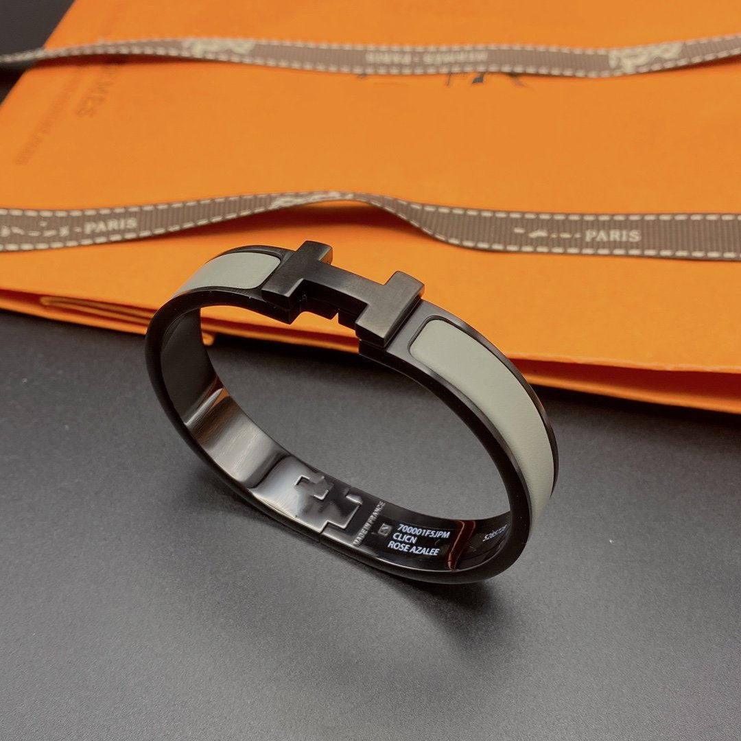 ˇGilded EraˇCLIC HM SO BLACK GREY BRACELET