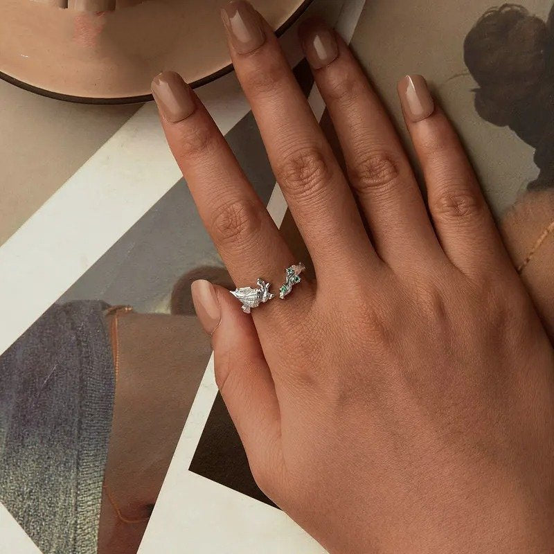 [STREET] Offener Conch-Ring mit grünen Zirkonia-Einlagen aus der Ocean-Serie, verstellbare Ringe