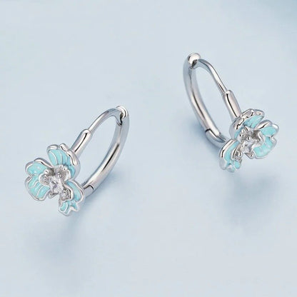 [STREET] Blaue Emaille-Ohrclips mit Iris-Blumenmotiv