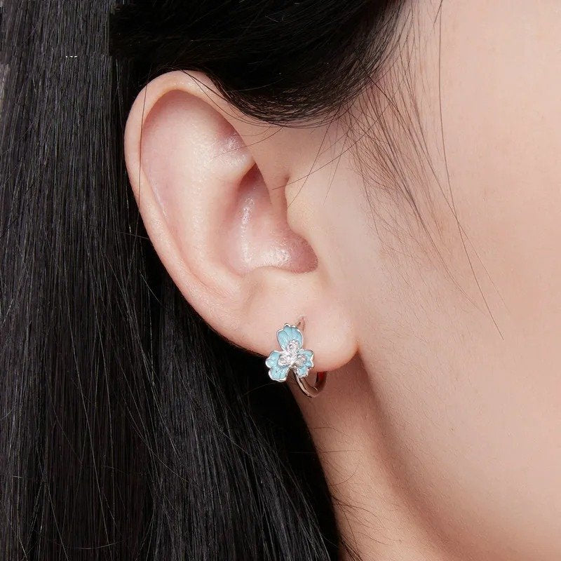 [STREET] Blaue Emaille-Ohrclips mit Iris-Blumenmotiv