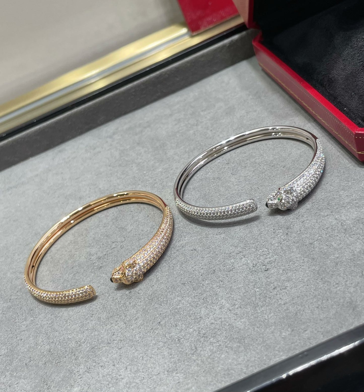 ˇGilded EraˇPANTHERE FULL DIAMOND OPEN BRACELET